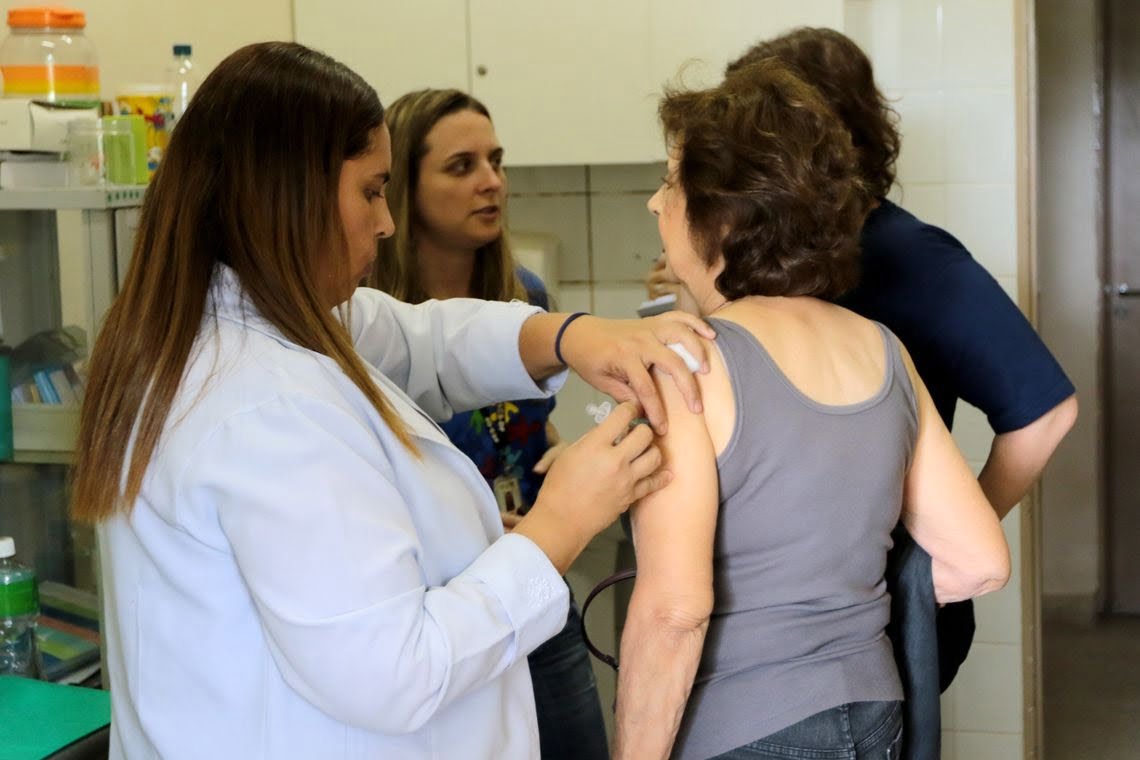 Com retorno do sarampo, especialistas descobrem que adulto desconhece calendário de vacinas