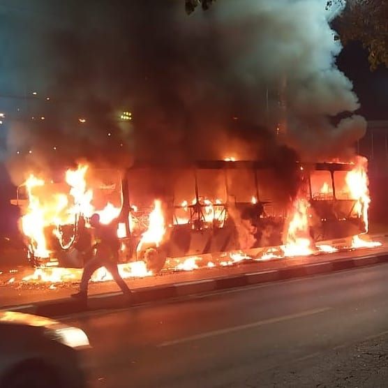 Em possível ação criminosa, ônibus intermunicipal é incendiado na cidade de Cotia