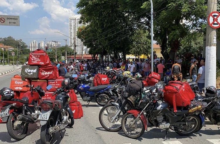 Entregadores de apps fazem protestos contra apreensões de motos na região