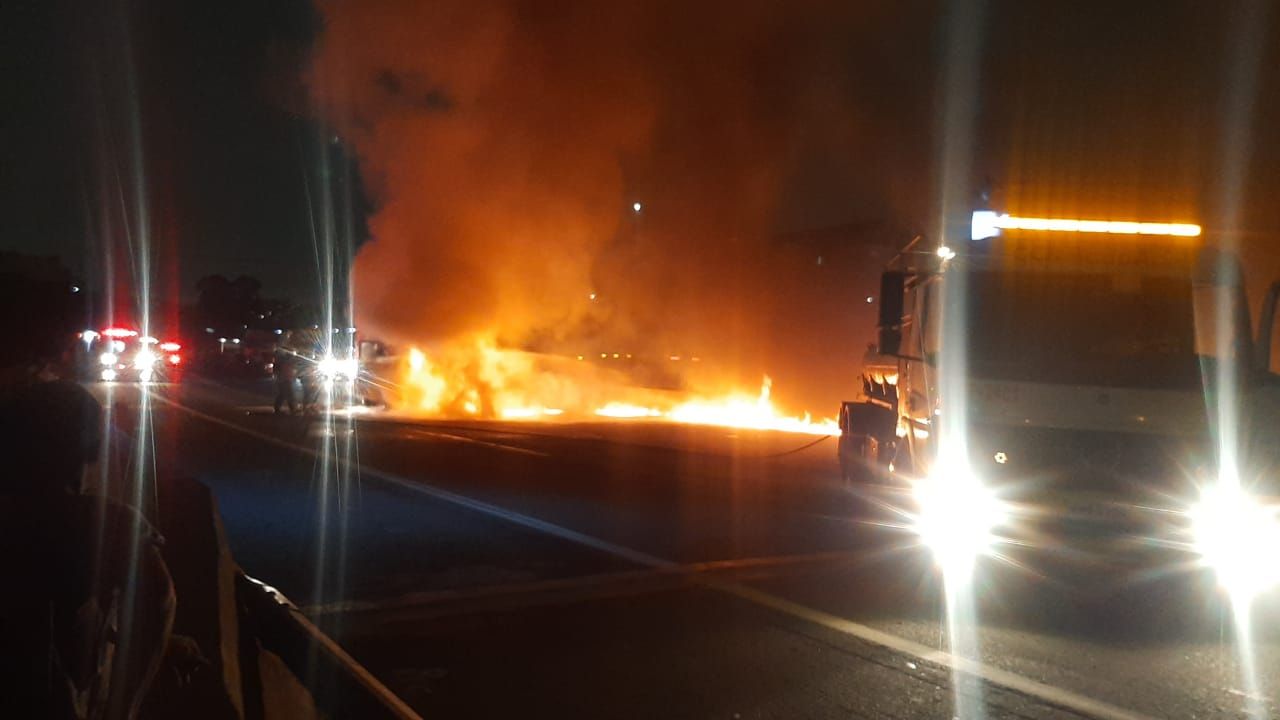 [VEJA O VÍDEO]: caminhão pega fogo no Rodoanel, em Osasco; motorista fica ferido