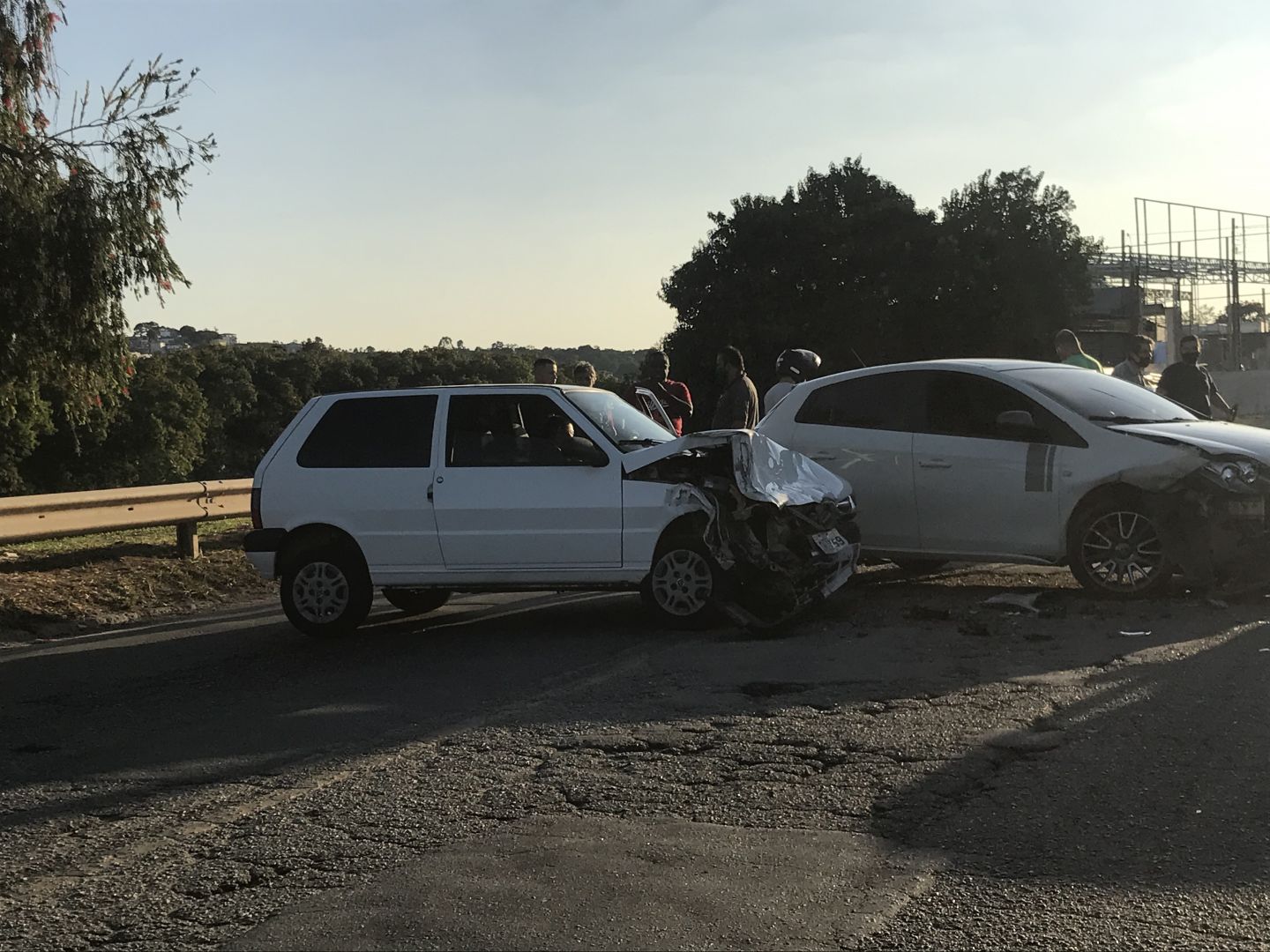 Carro invade pista contrária e provoca grave acidente no Piratininga em Osasco