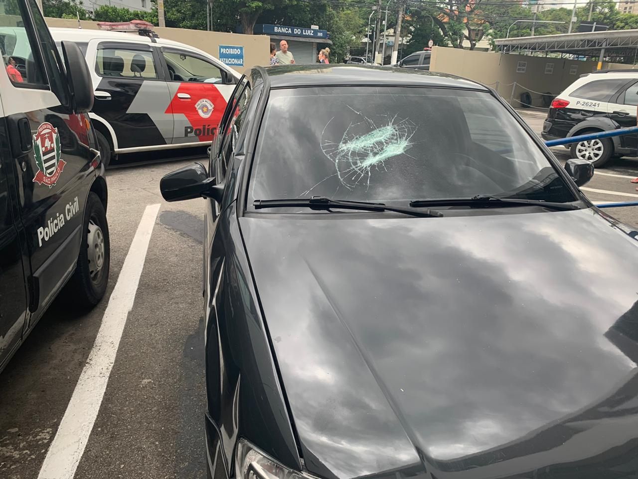 Homem tenta bater na ex-companheira e quebra carro de enteado em Osasco