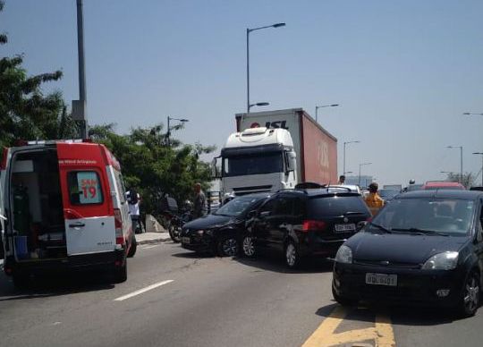 Acidente deixa ao menos três feridos em Carapicuíba