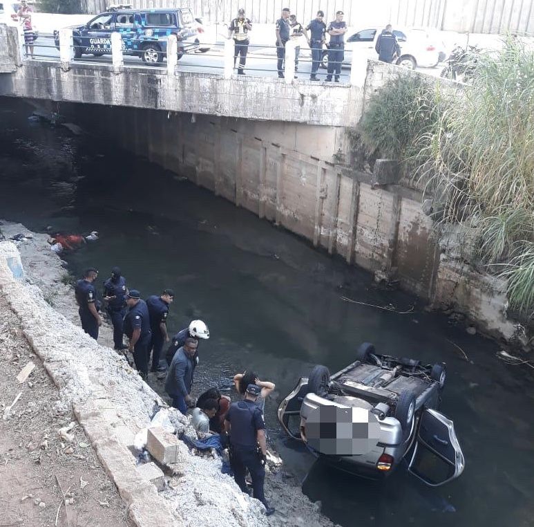 Carro com quatro pessoas cai no córrego Bussocaba, em Osasco