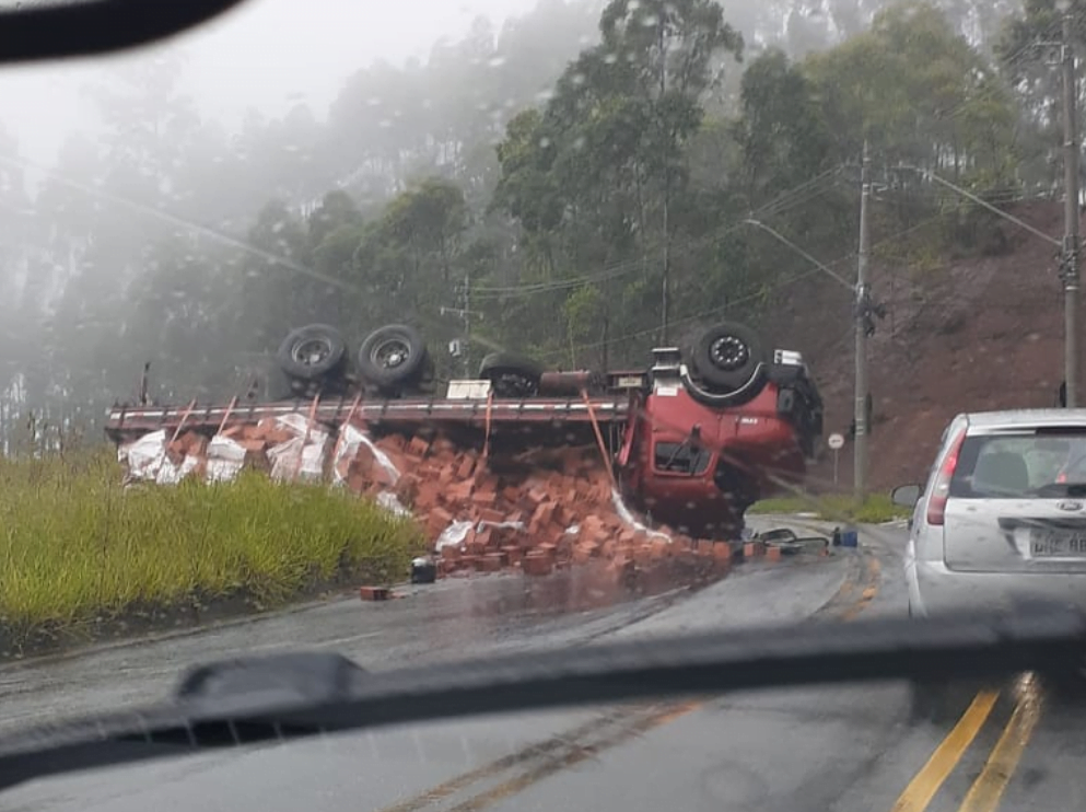Caminhão perde controle e tomba em Parnaíba