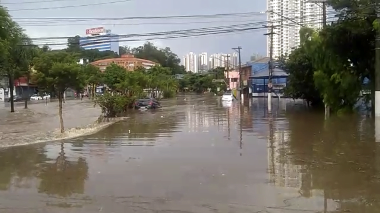 Chuva provoca alagamentos e desabamentos em Osasco e região