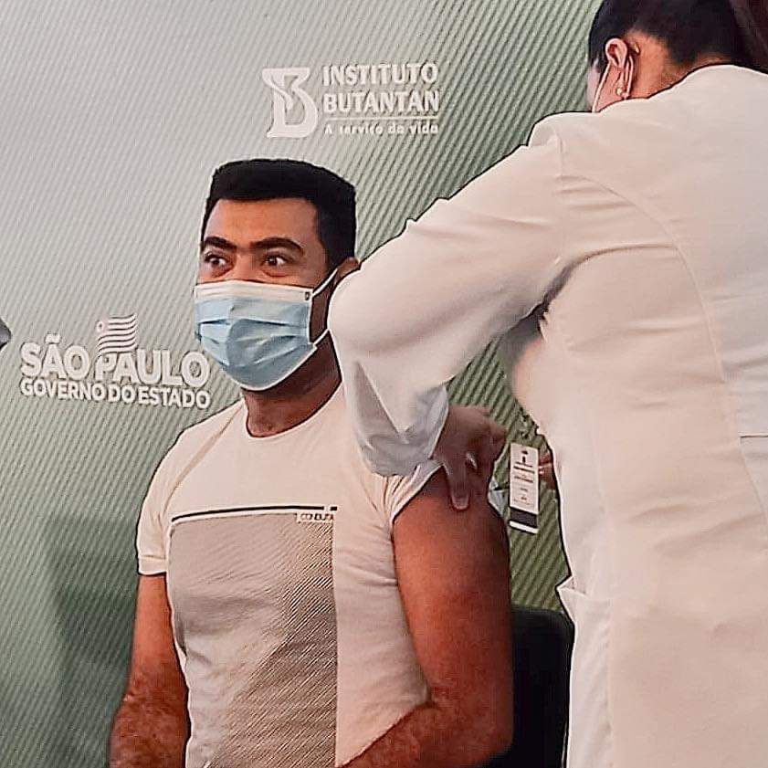 Profissional da saúde de Osasco recebe a primeira dose da vacina contra a covid-19