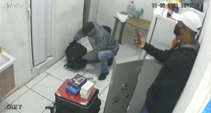 Barueri: PM prende em flagrante criminosos por roubo em loja de celulares