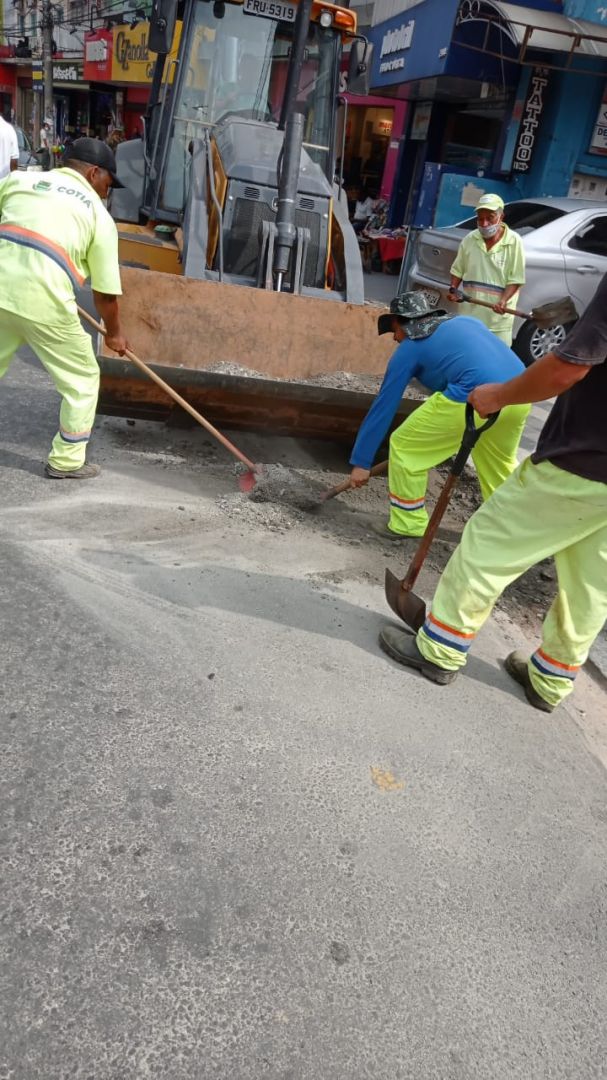Cotia: Prefeitura executa serviços de limpeza, roçagem, desobstrução de galerias e zeladoria