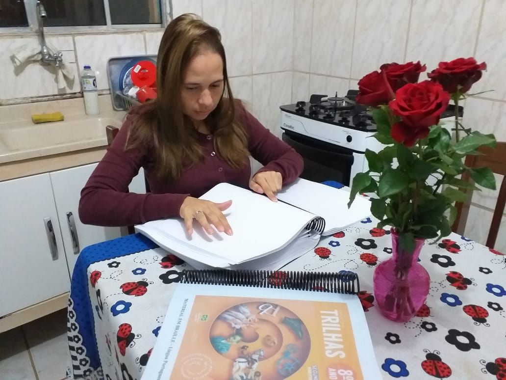 Cotia distribui material didático para alunos com baixa visão