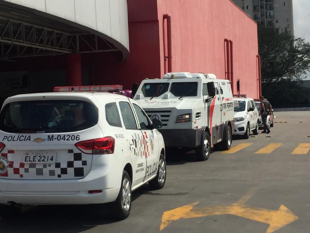Criminosos tentam roubar carro-forte em hipermercado na Anhanguera