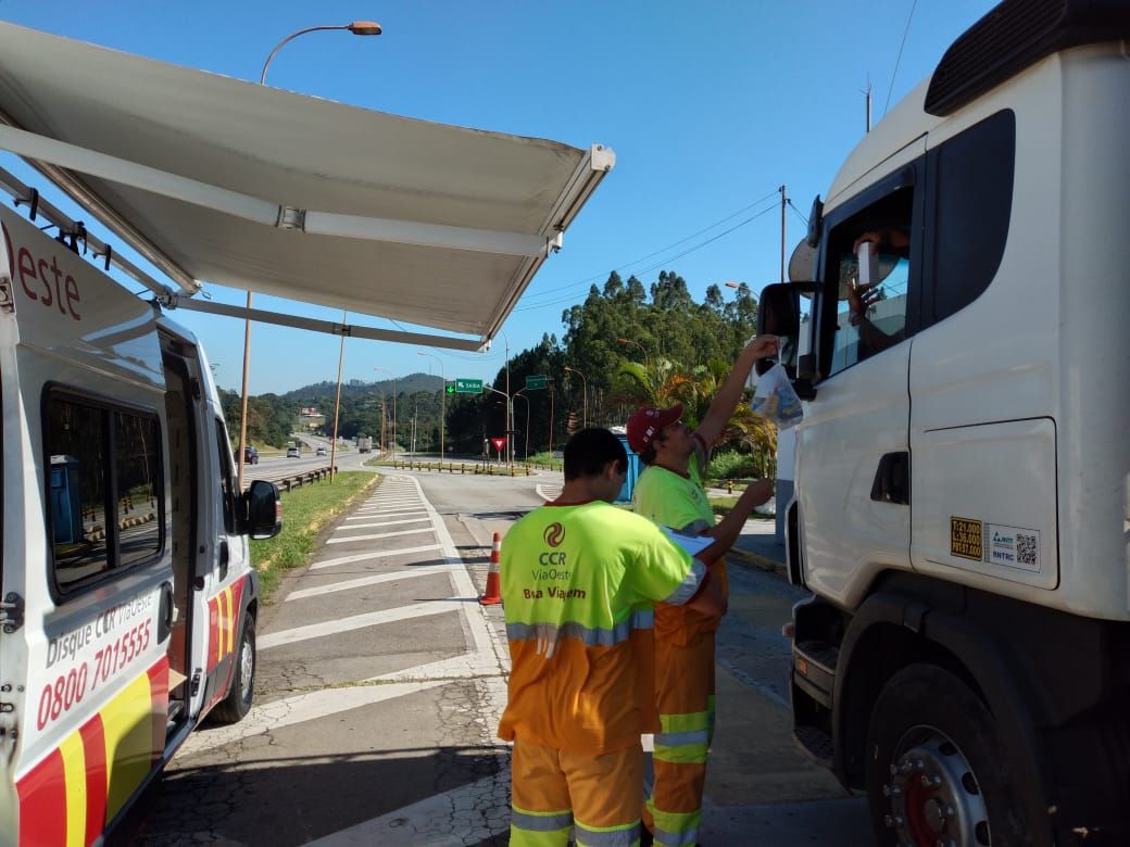 CCR auxilia caminhoneiros com vale refeição e kits de higiene