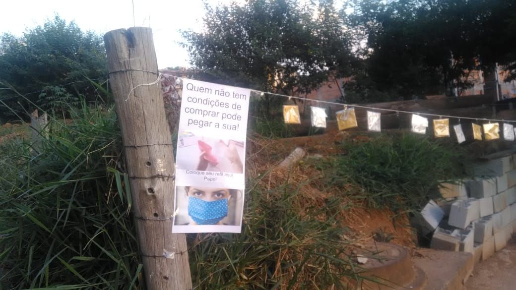 Moradoras deixam máscaras em varal