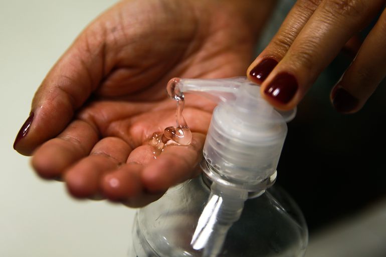 ​Confira produtos que podem substituir o álcool 70%