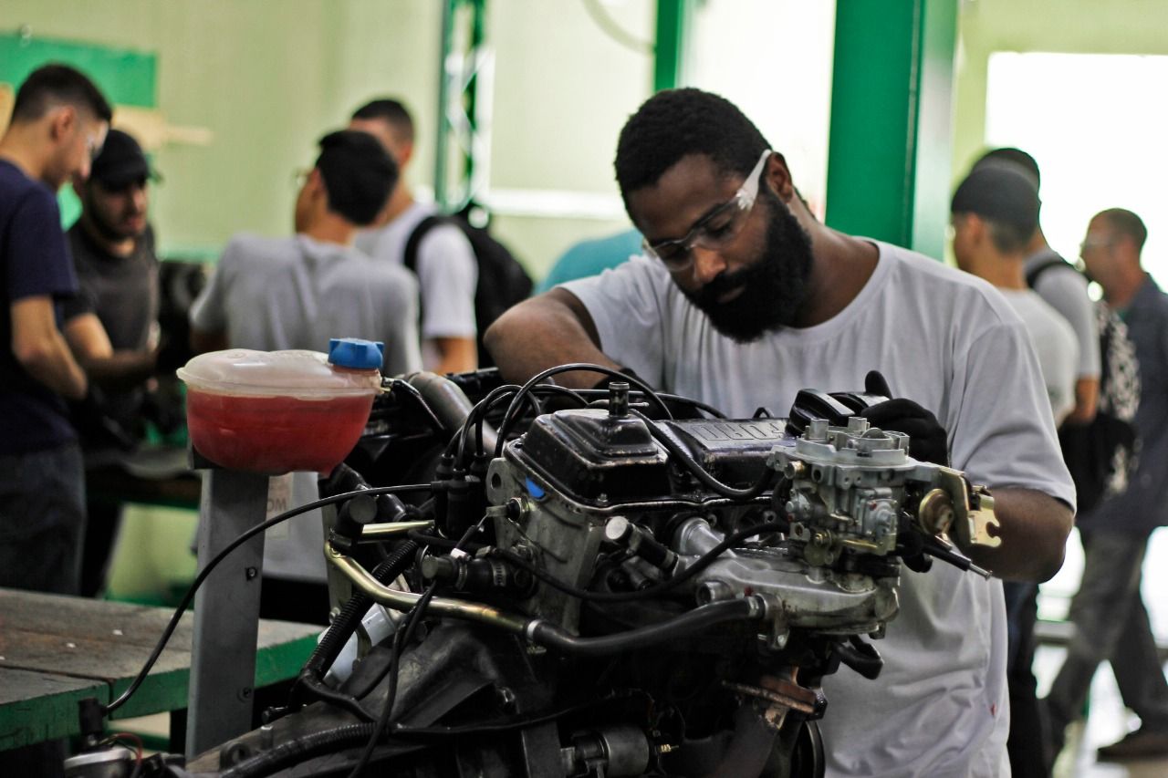 PODCAST: escola de mecânica oferece 300 bolsas de estudo em Osasco