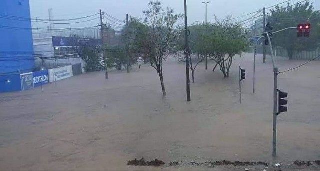 ​Forte chuva causa alagamento em Barueri, Carapicuíba, Itapevi e Osasco; veja o vídeo