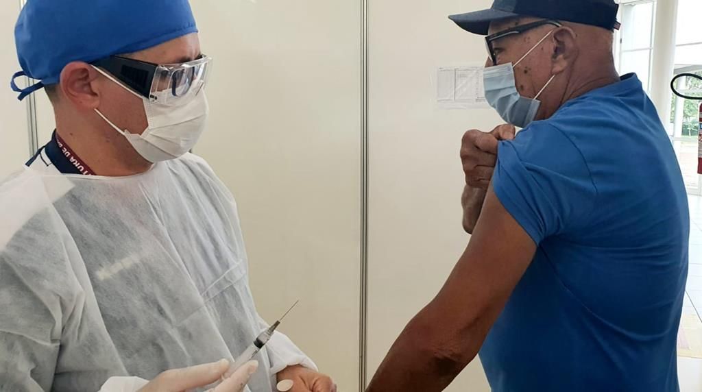 Idosos acima de 85 anos já podem agendar vacinação contra a covid-19 em Barueri