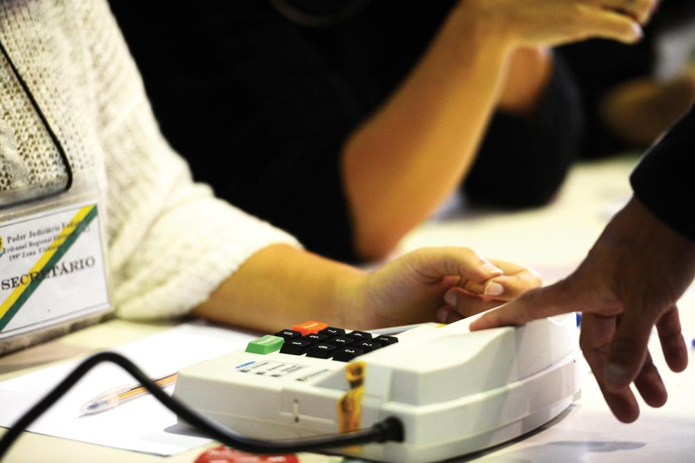 Voto facultativo de jovens não elege candidatos da região