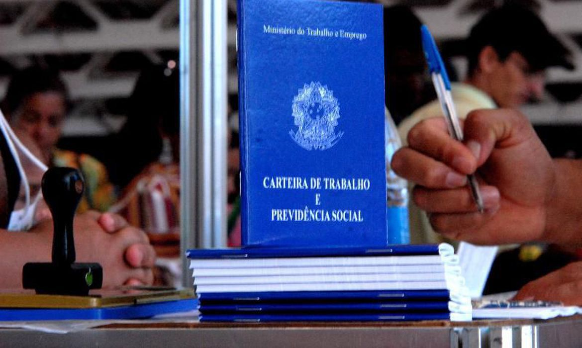 No mês de maio, pedidos de seguro-desemprego chegam a 960 mil