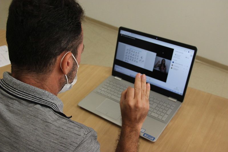 Aulas online gratuitas: estão abertas as inscrições para as oficinas de libras em Barueri