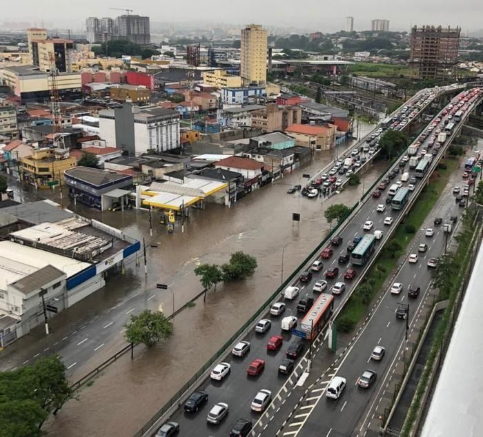 Forte chuva causa alagamentos em diversos pontos de Osasco