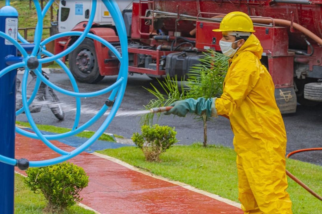Cotia desinfecta ruas com água sanitária, mas ação tem pouco impacto, diz entidade