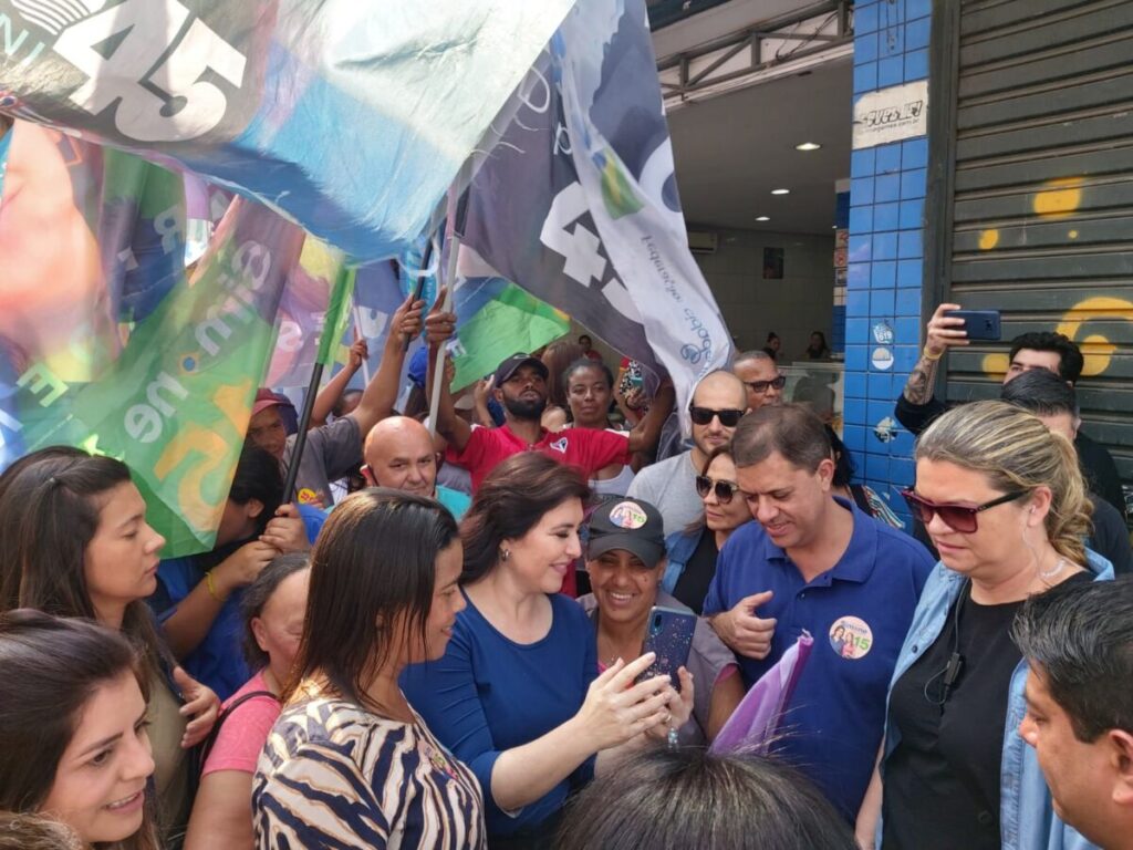 Ao lado de Marcos Neves, Simone Tebet participa de caminhada em Carapicuíba
