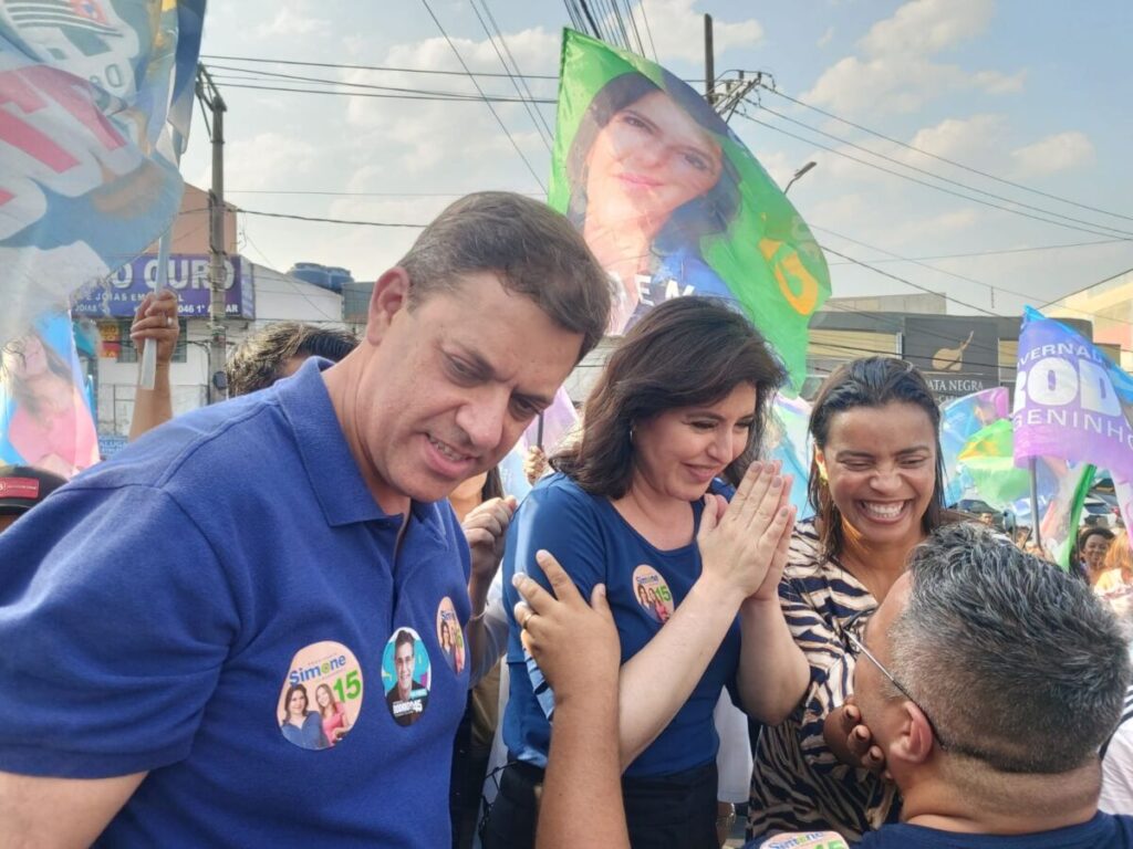 Ao lado de Marcos Neves, Simone Tebet participa de caminhada em Carapicuíba