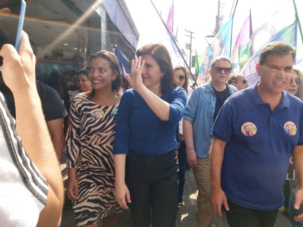 Ao lado de Marcos Neves, Simone Tebet participa de caminhada em Carapicuíba