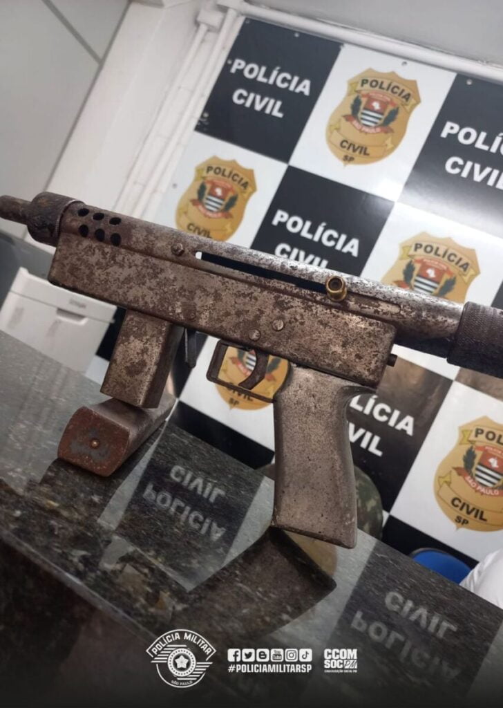 Durante operação contra o tráfico em Carapicuíba, PM apreende drogas e submetralhadora