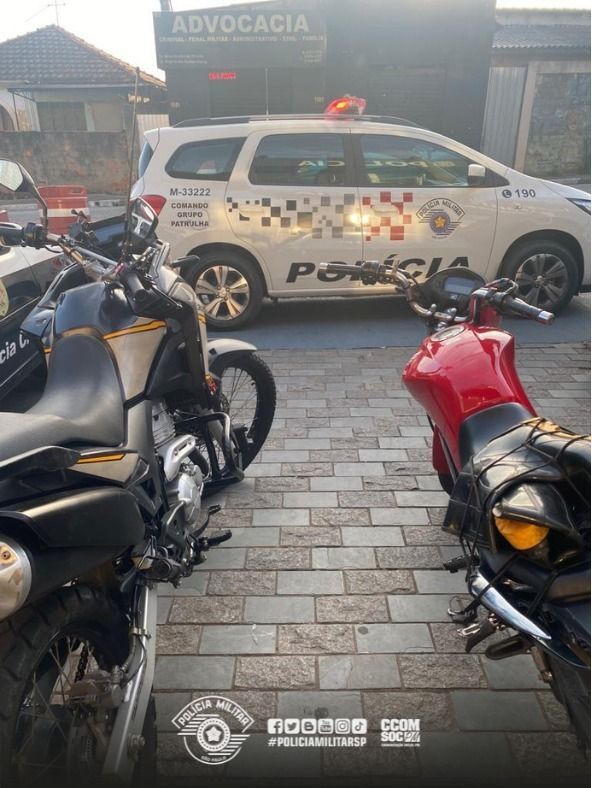 Após colidir moto roubada em portão de residência, criminoso é preso em Carapicuíba