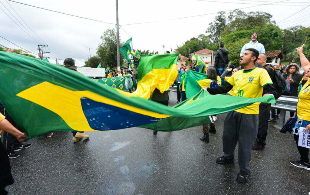 Grupos pró-Bolsonaro se reúnem em frente ao quartel do Exército, em Osasco; veja as fotos