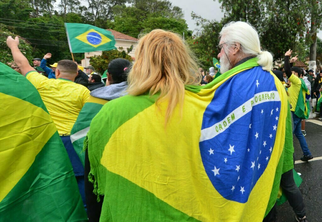 Grupos pró-Bolsonaro se reúnem em frente ao quartel do Exército, em Osasco; veja as fotos