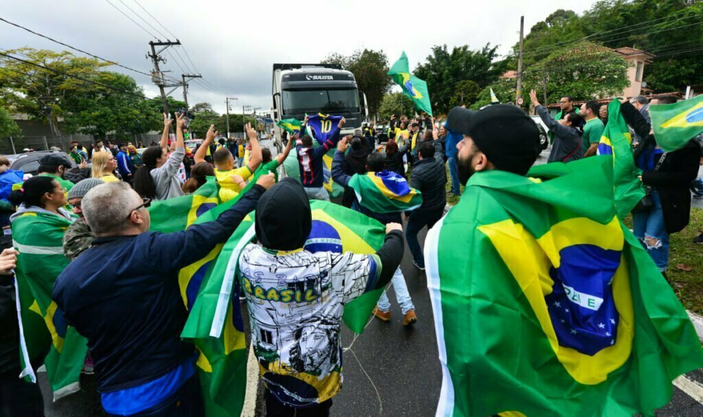 Grupos pró-Bolsonaro se reúnem em frente ao quartel do Exército, em Osasco; veja as fotos