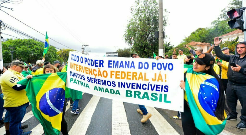 Grupos pró-Bolsonaro se reúnem em frente ao quartel do Exército, em Osasco; veja as fotos