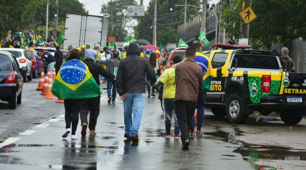 Grupos pró-Bolsonaro se reúnem em frente ao quartel do Exército, em Osasco; veja as fotos