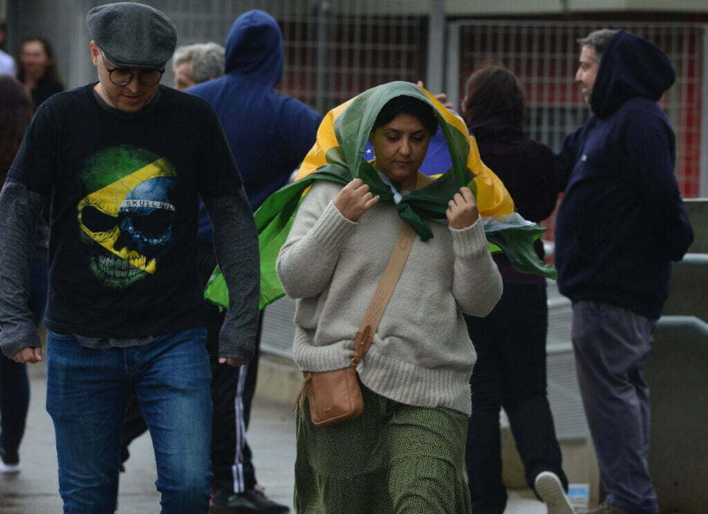 Grupos pró-Bolsonaro se reúnem em frente ao quartel do Exército, em Osasco; veja as fotos