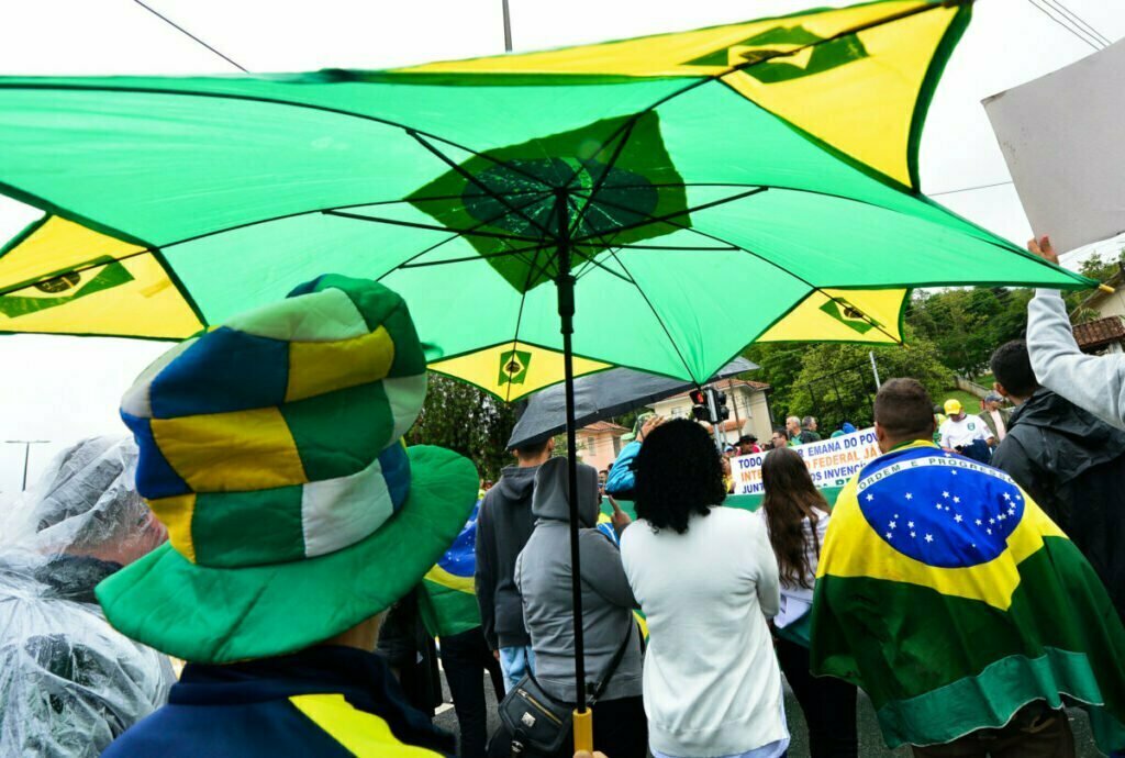 Grupos pró-Bolsonaro se reúnem em frente ao quartel do Exército, em Osasco; veja as fotos