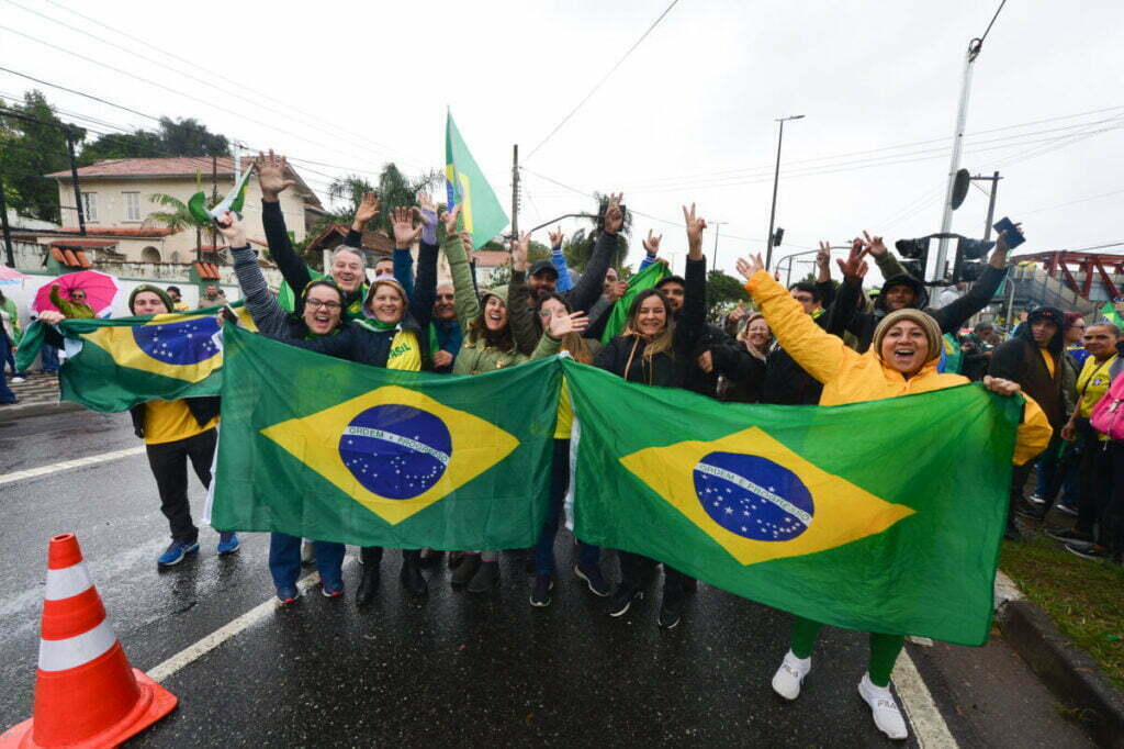 Grupos pró-Bolsonaro se reúnem em frente ao quartel do Exército, em Osasco; veja as fotos