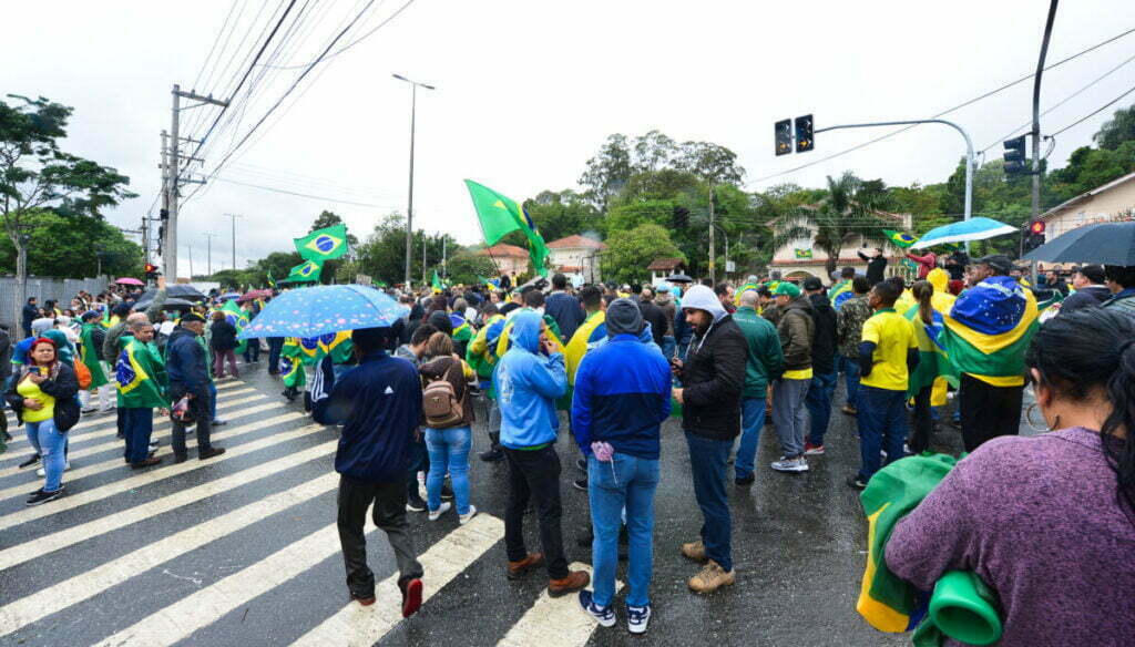 Grupos pró-Bolsonaro se reúnem em frente ao quartel do Exército, em Osasco; veja as fotos