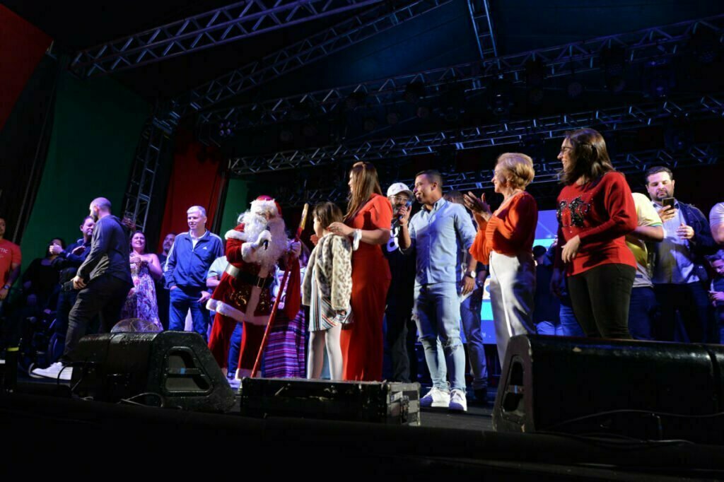 Show sertanejo agita o público e marca inauguração natalina de Osasco