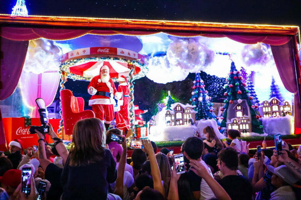 Magia do Natal: Caravana da Coca-Cola atrai multidão em Osasco; veja as fotos