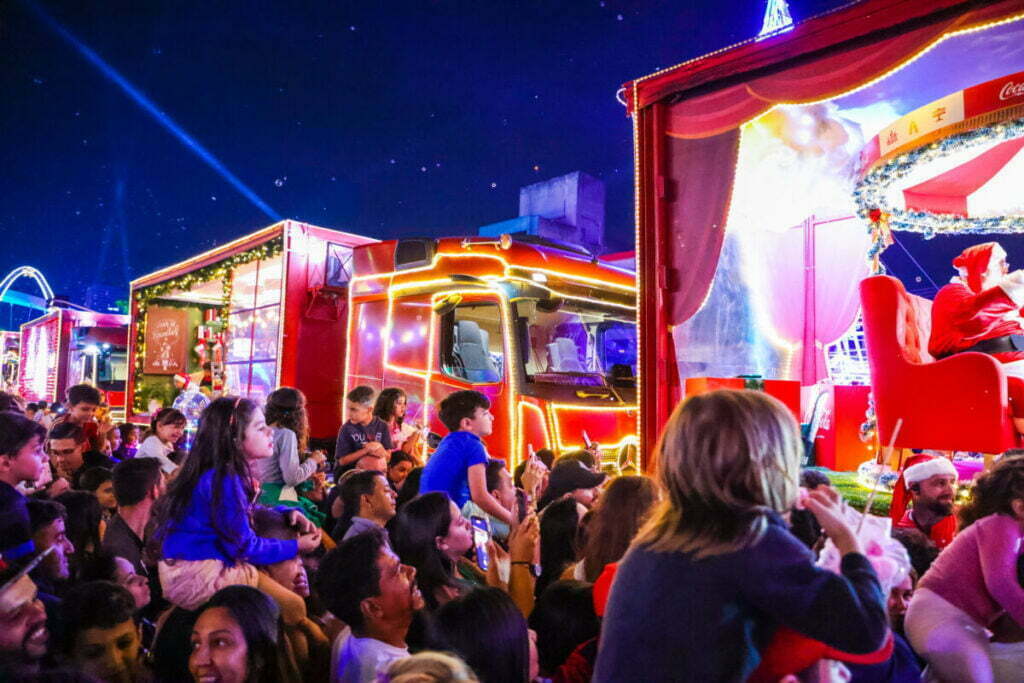 Magia do Natal: Caravana da Coca-Cola atrai multidão em Osasco; veja as fotos