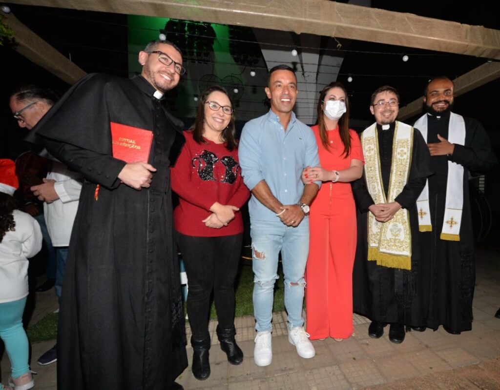 Show sertanejo agita o público e marca inauguração natalina de Osasco