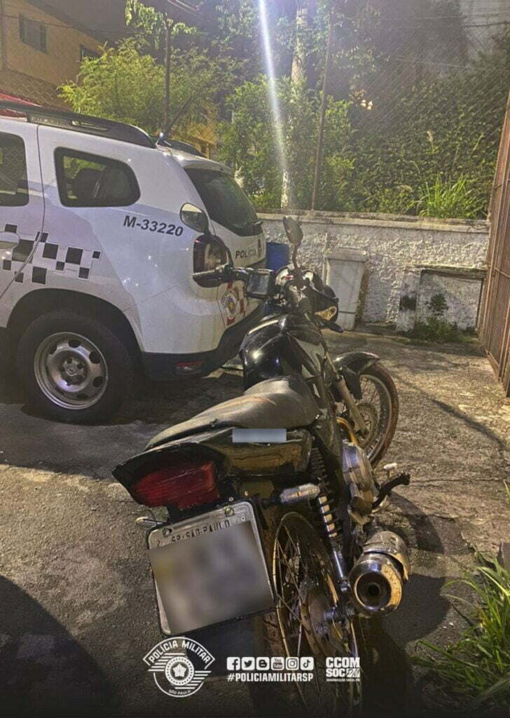 Em Carapicuíba, homem é preso e adolescente é apreendido com motocicleta furtada