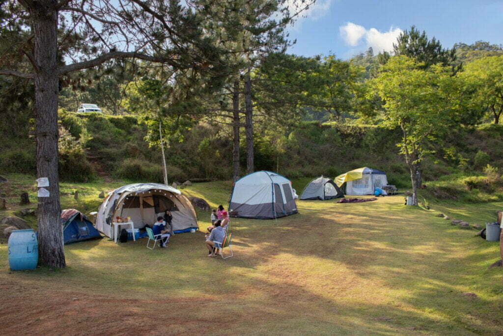 Perfeito para um dia em família ou com amigos, o acampamento em Santana de Parnaíba oferece uma estrutura completa para quem procura sossego e contato com a natureza (Divulgação / Refúgio das Águas)