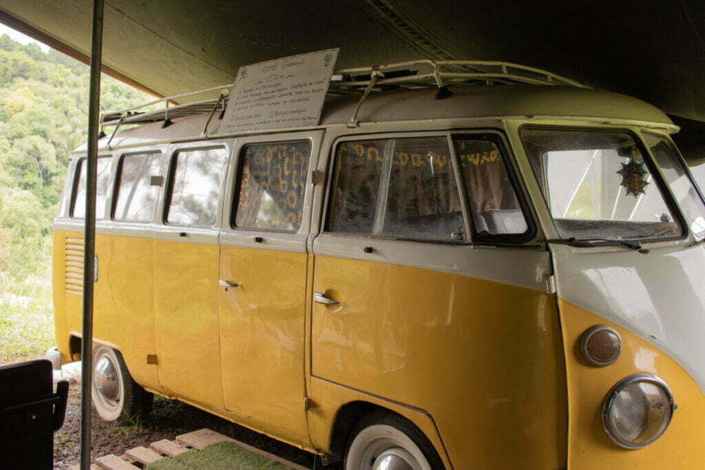 Com Kombi motorhome, camping em Santana de Parnaíba oferece trilhas, lago, pesca e comida caseira 