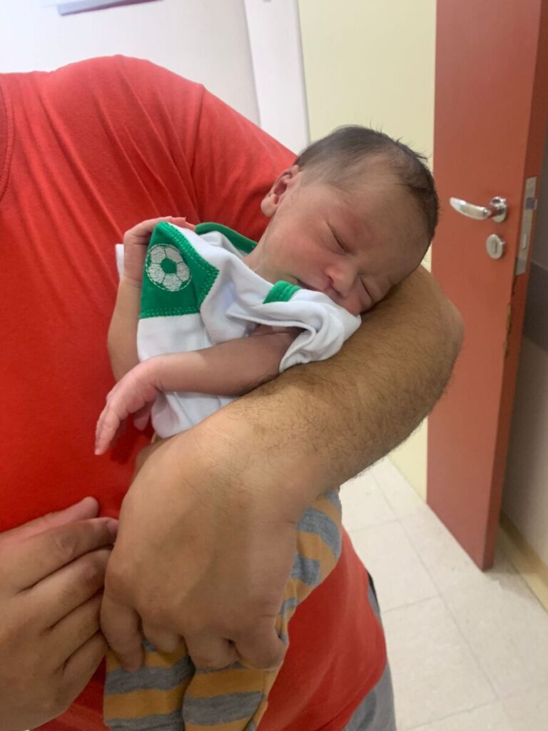 Final feliz: PMs salvam bebê engasgado com leite materno em Cotia