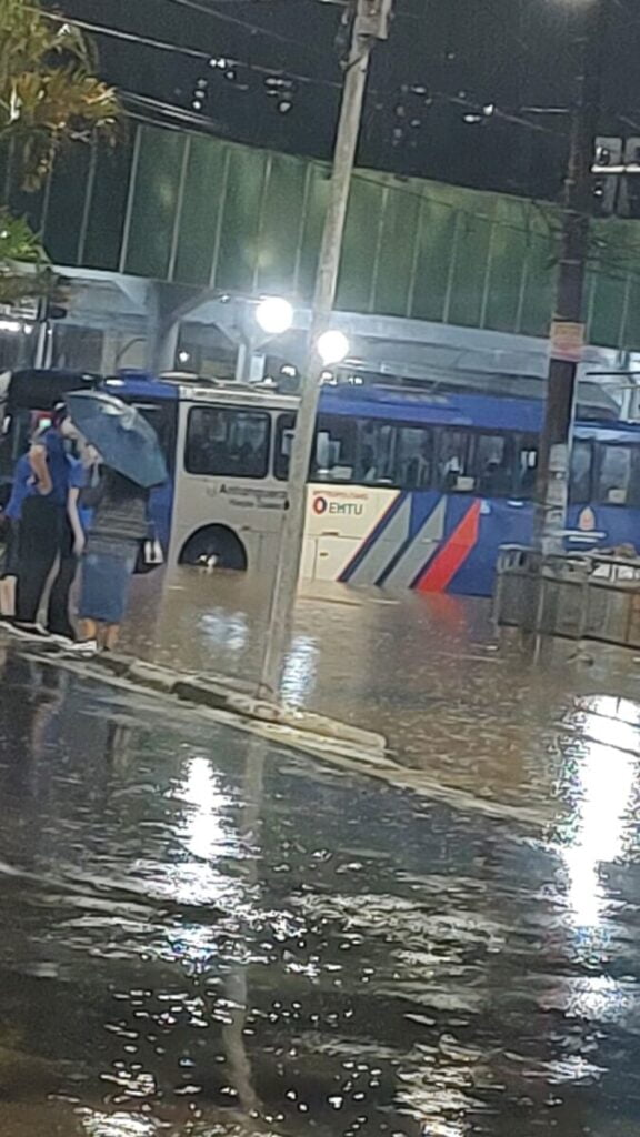 Chuva volta a castigar a região, causando pontos de alagamentos em Barueri, Jandira e Santana de Parnaíba