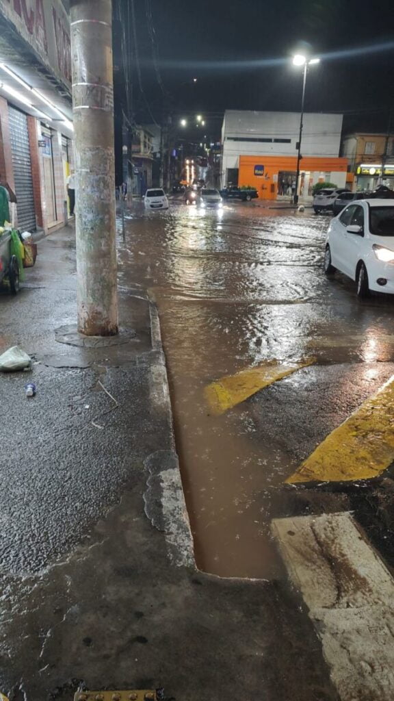 Chuva volta a castigar a região, causando pontos de alagamentos em Barueri, Jandira e Santana de Parnaíba